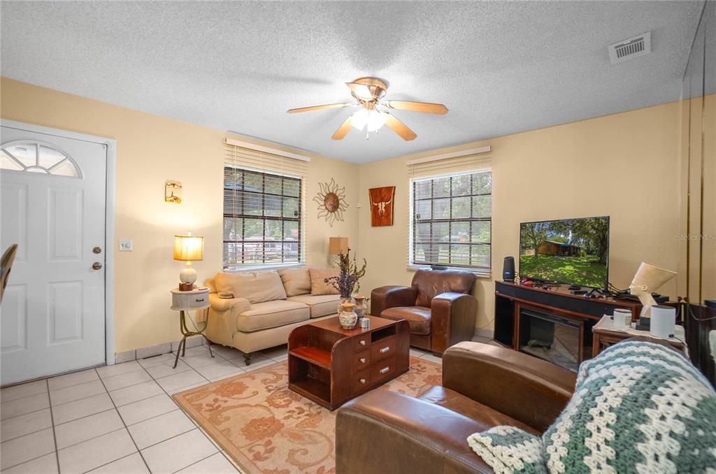For Sale: $165,000 (2 beds, 1 baths, 676 Square Feet)