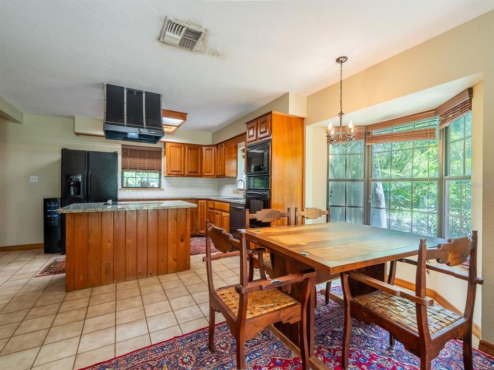 For Sale: $340,000 (3 beds, 2 baths, 1663 Square Feet)