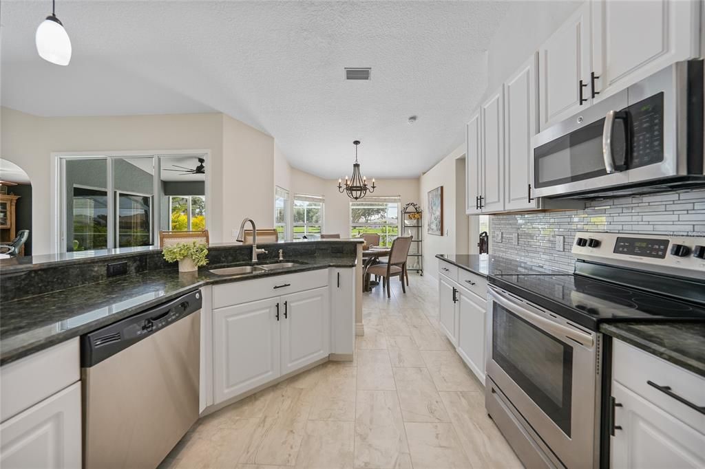 Activo con contrato: $450,000 (3 camas, 2 baños, 1834 Pies cuadrados)