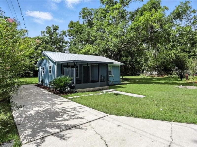 For Sale: $179,999 (2 beds, 1 baths, 840 Square Feet)