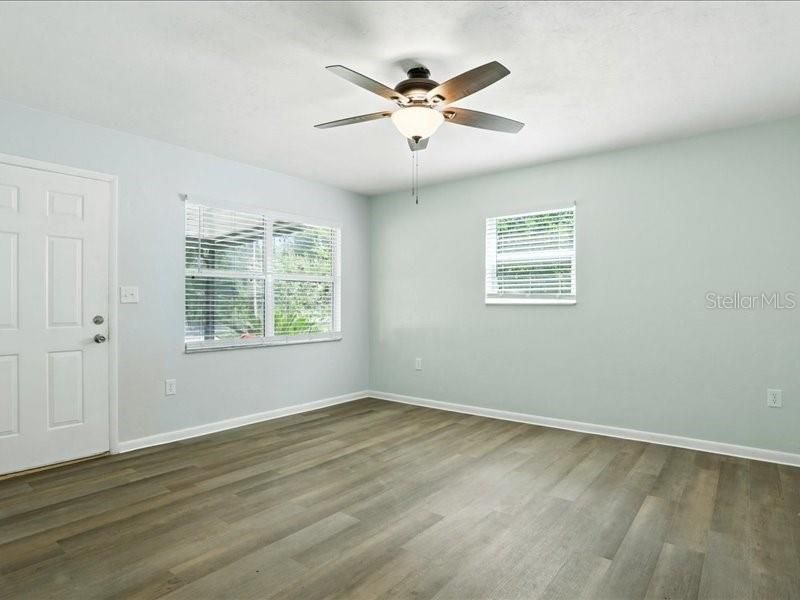 For Sale: $179,999 (2 beds, 1 baths, 840 Square Feet)