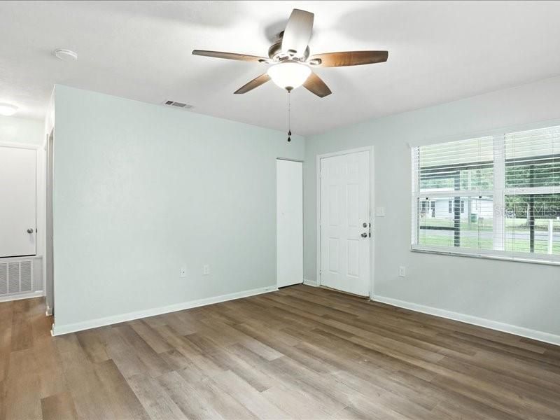 For Sale: $179,999 (2 beds, 1 baths, 840 Square Feet)