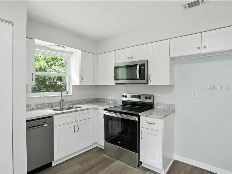 For Sale: $179,999 (2 beds, 1 baths, 840 Square Feet)