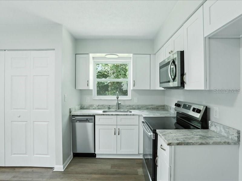 For Sale: $179,999 (2 beds, 1 baths, 840 Square Feet)