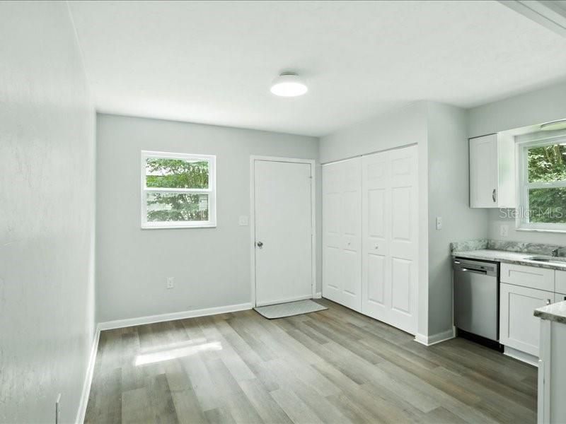 For Sale: $179,999 (2 beds, 1 baths, 840 Square Feet)