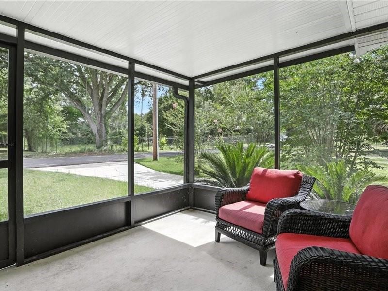 For Sale: $179,999 (2 beds, 1 baths, 840 Square Feet)