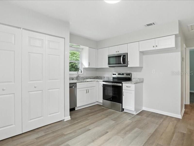 For Sale: $179,999 (2 beds, 1 baths, 840 Square Feet)