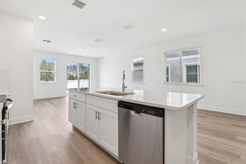 На продажу: $418,074 (4 спален, 2 ванн, 2054 Квадратных фут)