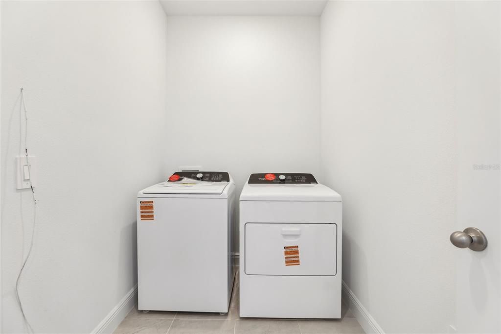 На продажу: $418,074 (4 спален, 2 ванн, 2054 Квадратных фут)