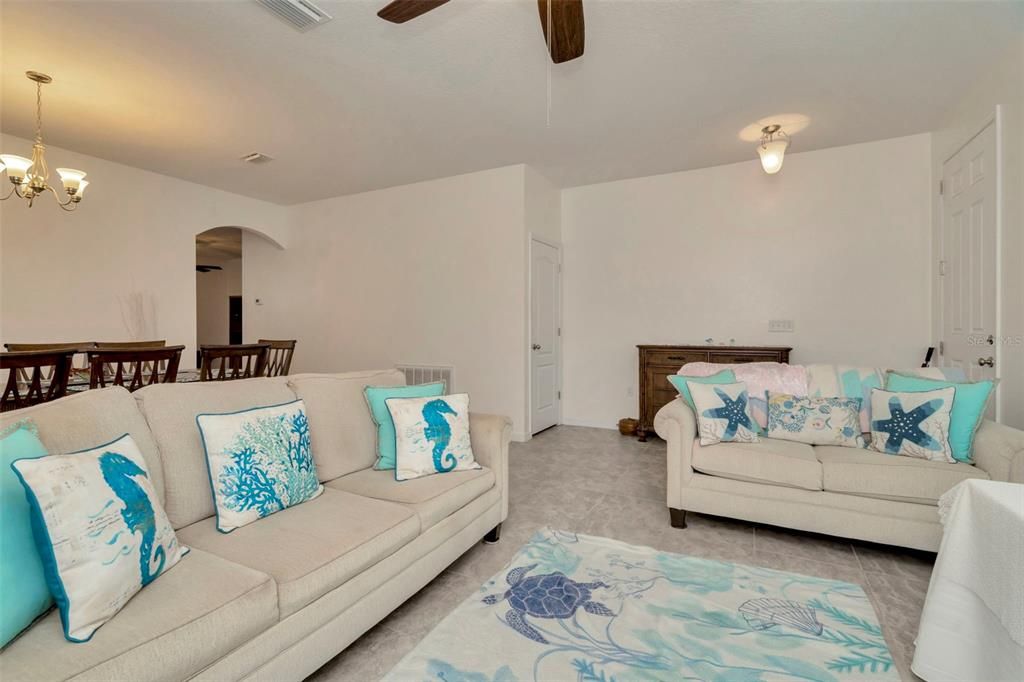 Под контрактом: $305,000 (3 спален, 2 ванн, 1753 Квадратных фут)