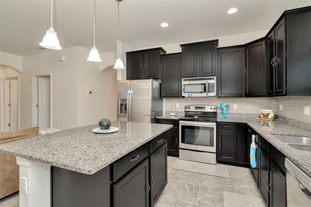 Под контрактом: $305,000 (3 спален, 2 ванн, 1753 Квадратных фут)