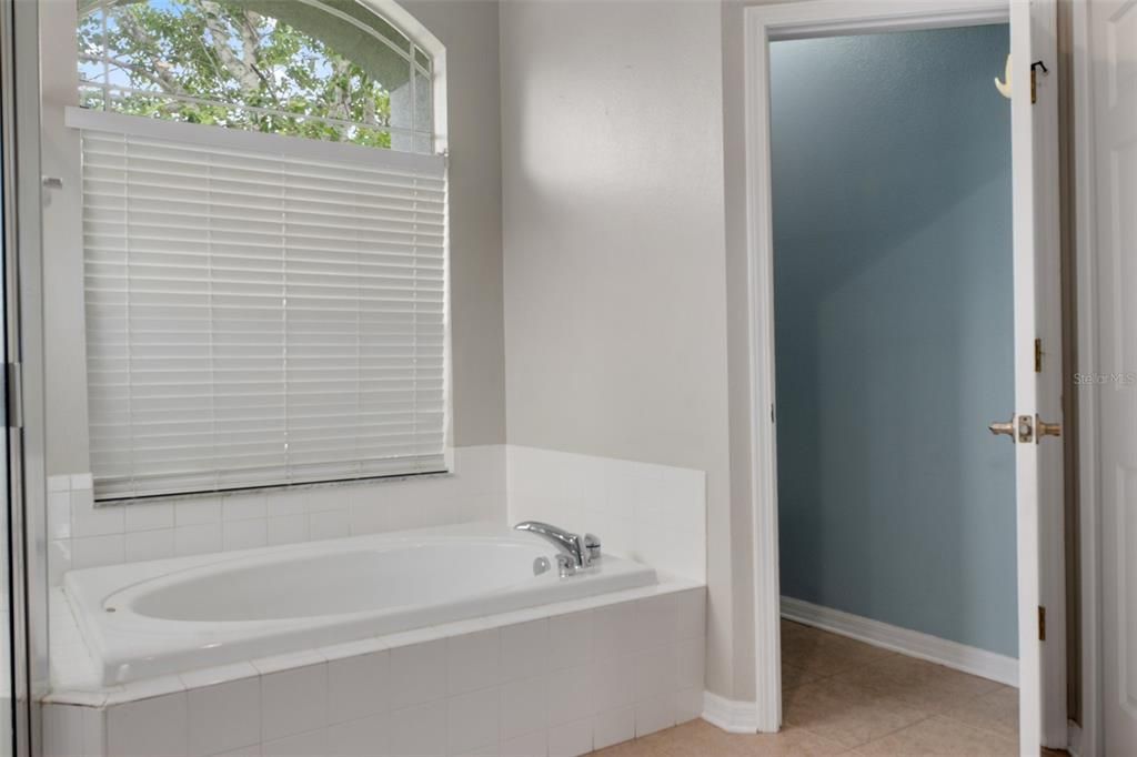 For Sale: $369,900 (4 beds, 3 baths, 2299 Square Feet)