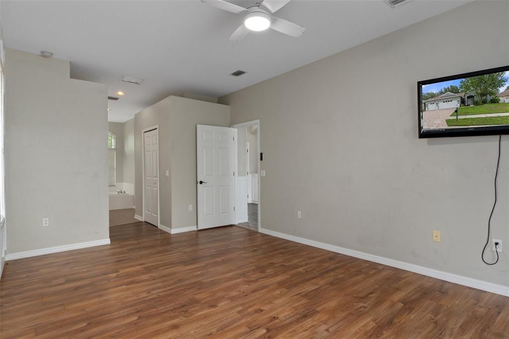 For Sale: $369,900 (4 beds, 3 baths, 2299 Square Feet)