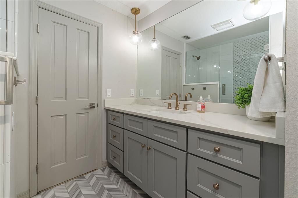 合同活跃: $1,195,000 (4 贝兹, 4 浴室, 4500 平方英尺)