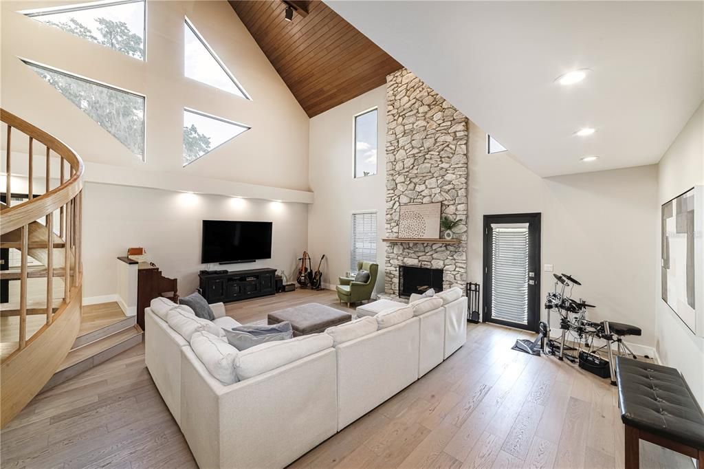 合同活跃: $1,195,000 (4 贝兹, 4 浴室, 4500 平方英尺)