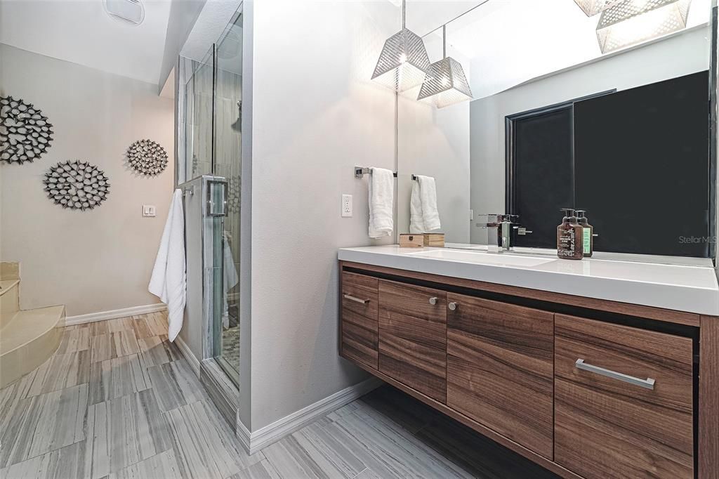 合同活跃: $1,195,000 (4 贝兹, 4 浴室, 4500 平方英尺)