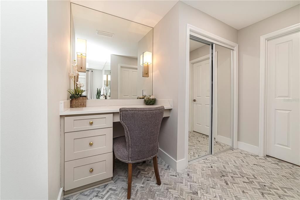 合同活跃: $1,195,000 (4 贝兹, 4 浴室, 4500 平方英尺)