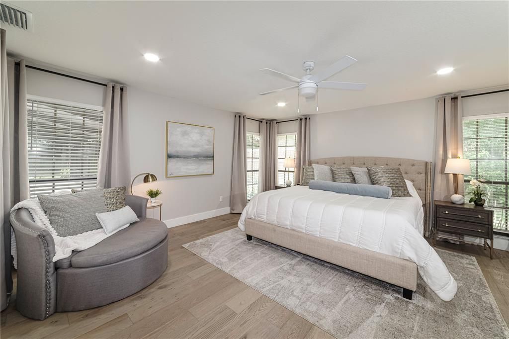 合同活跃: $1,195,000 (4 贝兹, 4 浴室, 4500 平方英尺)