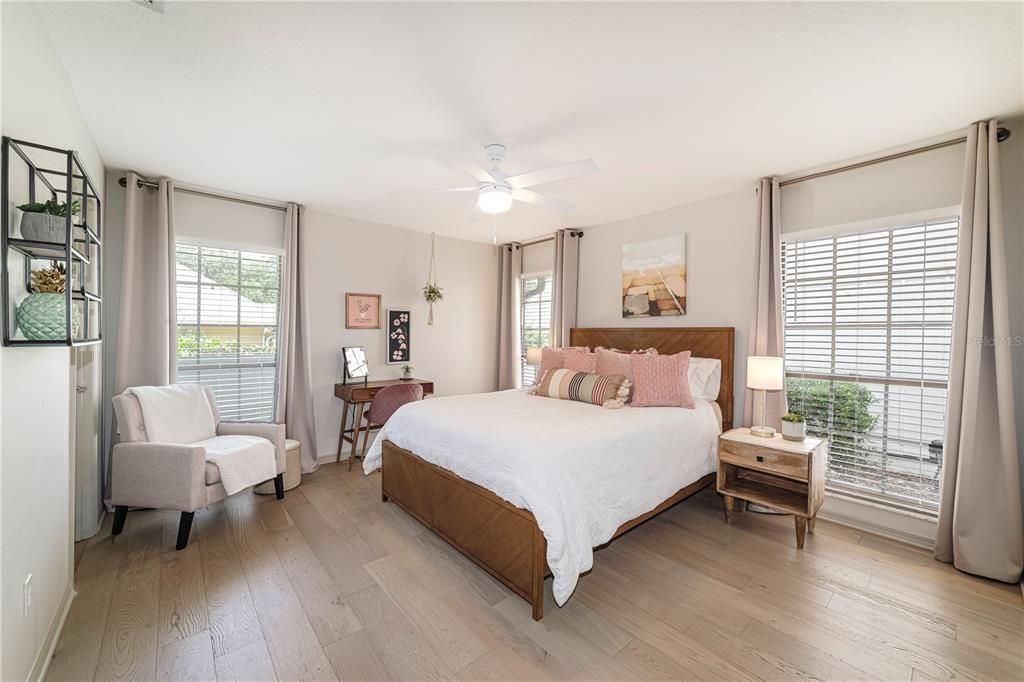 合同活跃: $1,195,000 (4 贝兹, 4 浴室, 4500 平方英尺)