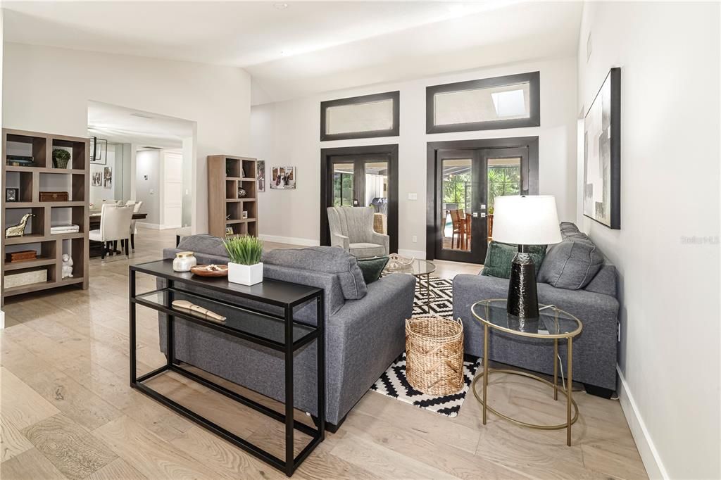 合同活跃: $1,195,000 (4 贝兹, 4 浴室, 4500 平方英尺)