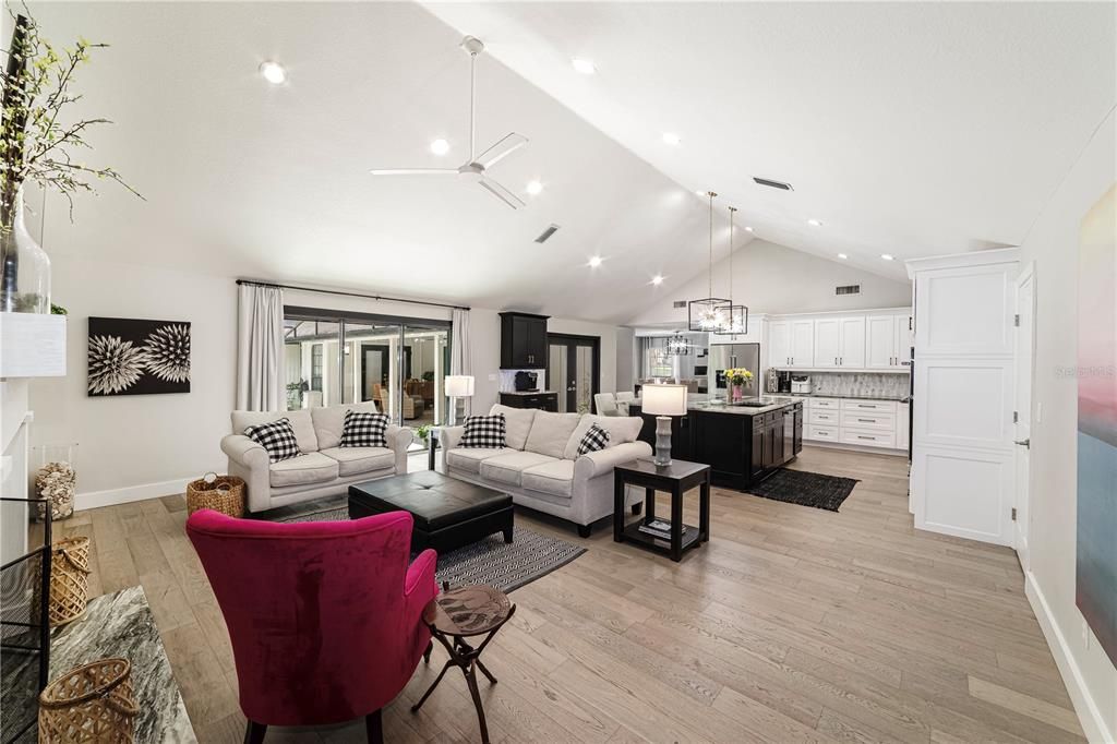 合同活跃: $1,195,000 (4 贝兹, 4 浴室, 4500 平方英尺)