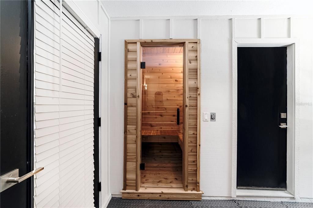 合同活跃: $1,195,000 (4 贝兹, 4 浴室, 4500 平方英尺)