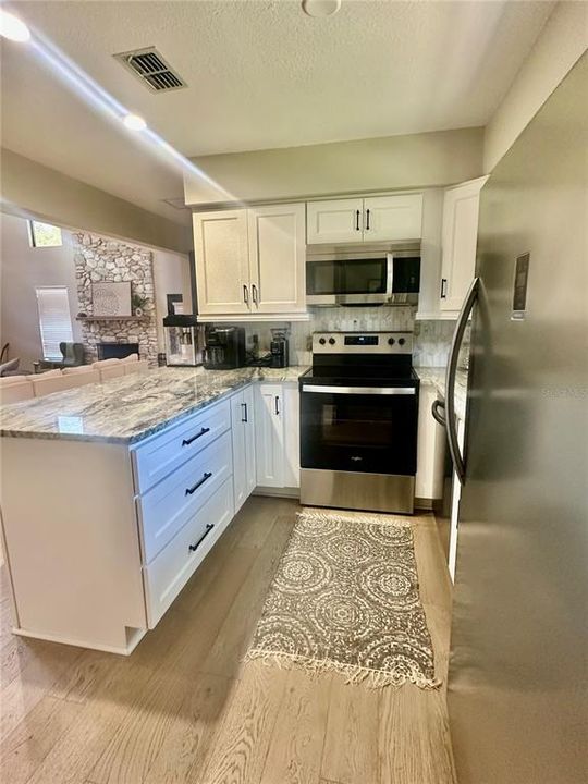 合同活跃: $1,195,000 (4 贝兹, 4 浴室, 4500 平方英尺)