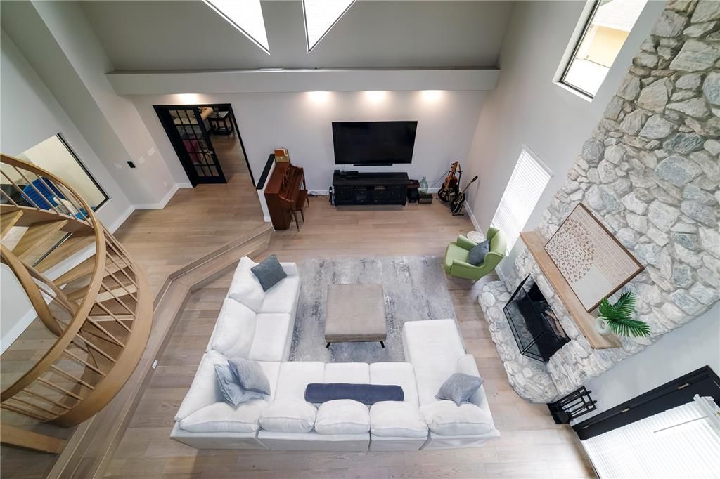 合同活跃: $1,195,000 (4 贝兹, 4 浴室, 4500 平方英尺)