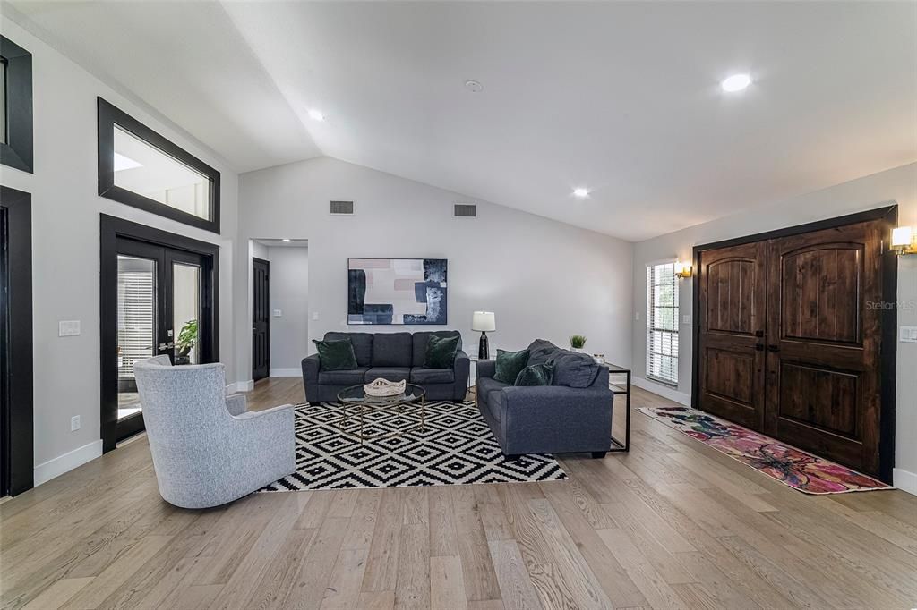 合同活跃: $1,195,000 (4 贝兹, 4 浴室, 4500 平方英尺)