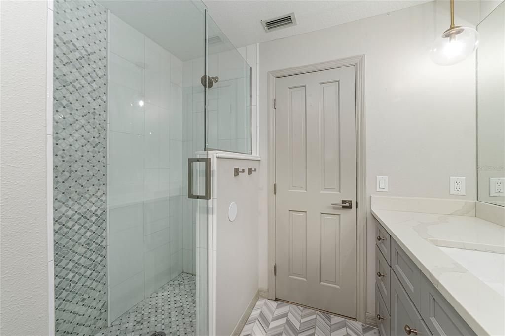 合同活跃: $1,195,000 (4 贝兹, 4 浴室, 4500 平方英尺)