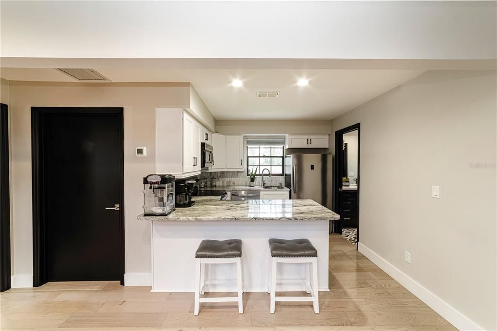 合同活跃: $1,195,000 (4 贝兹, 4 浴室, 4500 平方英尺)