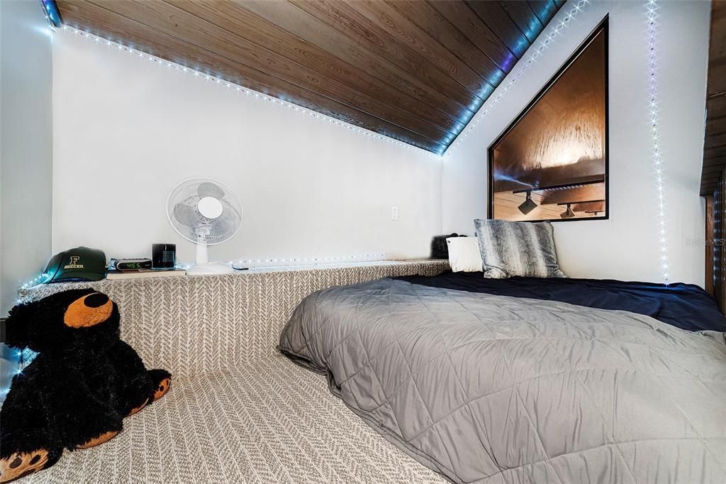 合同活跃: $1,195,000 (4 贝兹, 4 浴室, 4500 平方英尺)