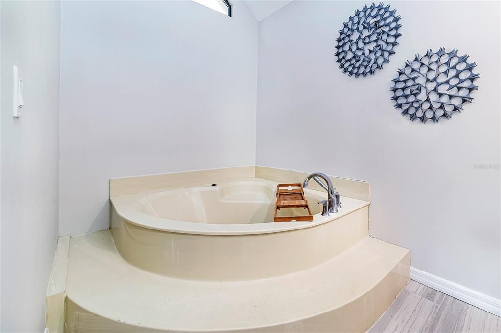 合同活跃: $1,195,000 (4 贝兹, 4 浴室, 4500 平方英尺)