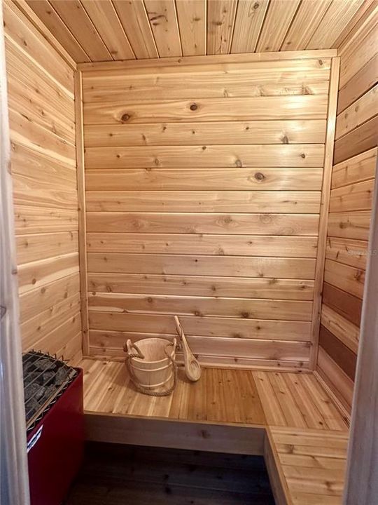 合同活跃: $1,195,000 (4 贝兹, 4 浴室, 4500 平方英尺)