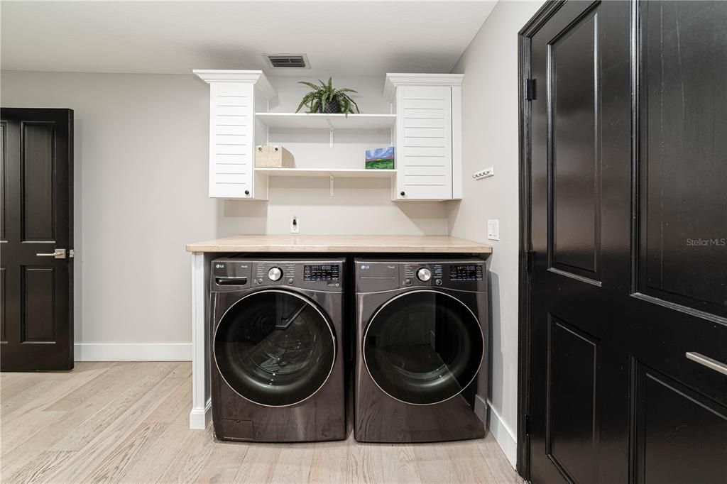 合同活跃: $1,195,000 (4 贝兹, 4 浴室, 4500 平方英尺)