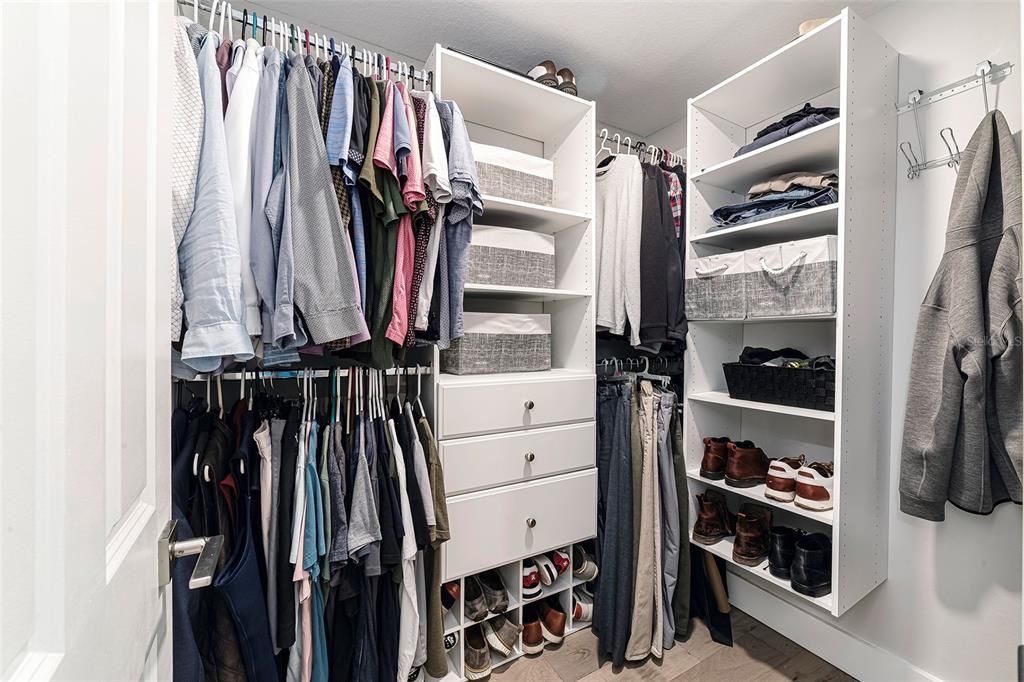 合同活跃: $1,195,000 (4 贝兹, 4 浴室, 4500 平方英尺)