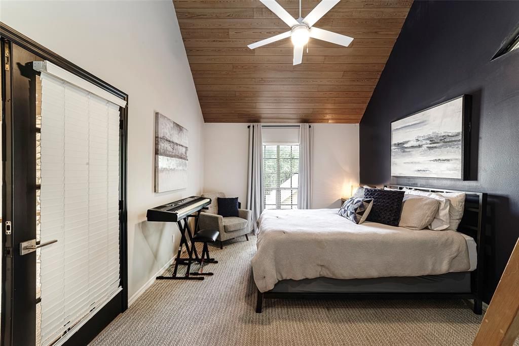 合同活跃: $1,195,000 (4 贝兹, 4 浴室, 4500 平方英尺)