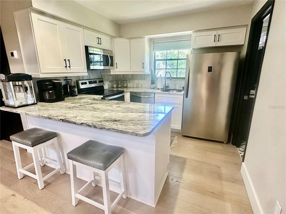 合同活跃: $1,195,000 (4 贝兹, 4 浴室, 4500 平方英尺)