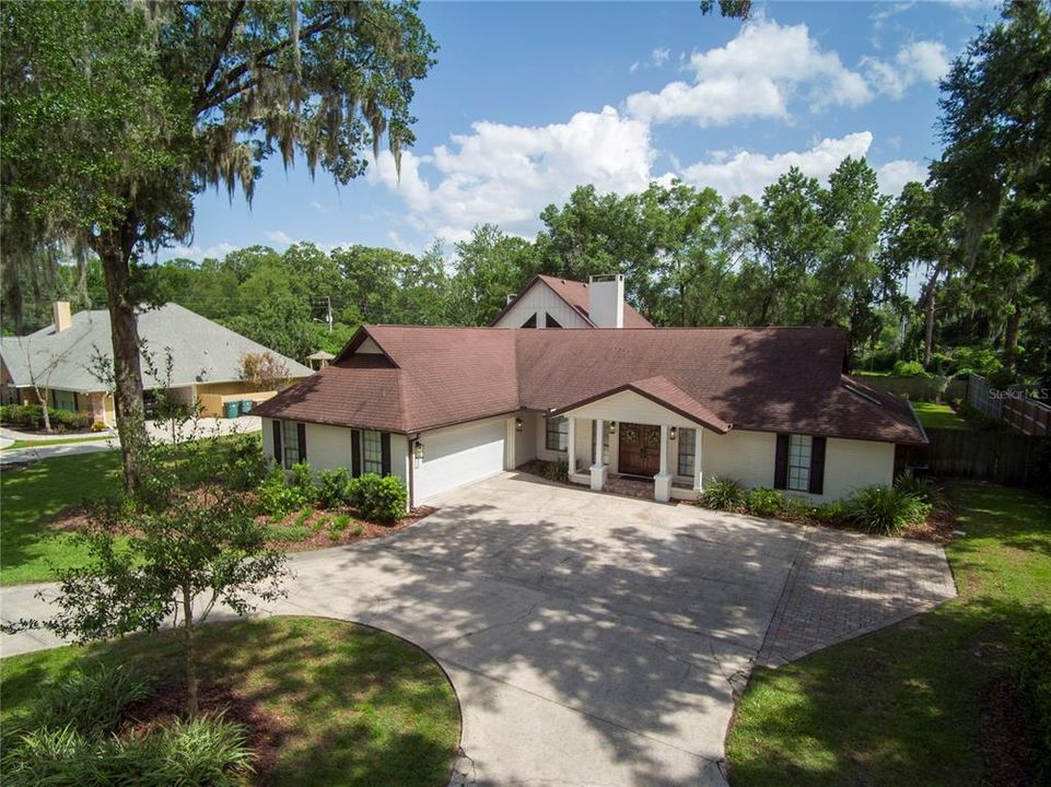 合同活跃: $1,195,000 (4 贝兹, 4 浴室, 4500 平方英尺)