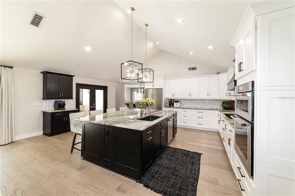 合同活跃: $1,195,000 (4 贝兹, 4 浴室, 4500 平方英尺)