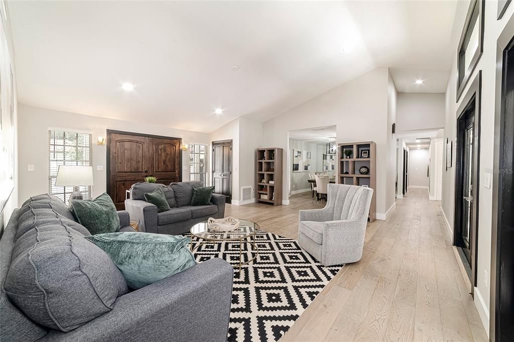 合同活跃: $1,195,000 (4 贝兹, 4 浴室, 4500 平方英尺)