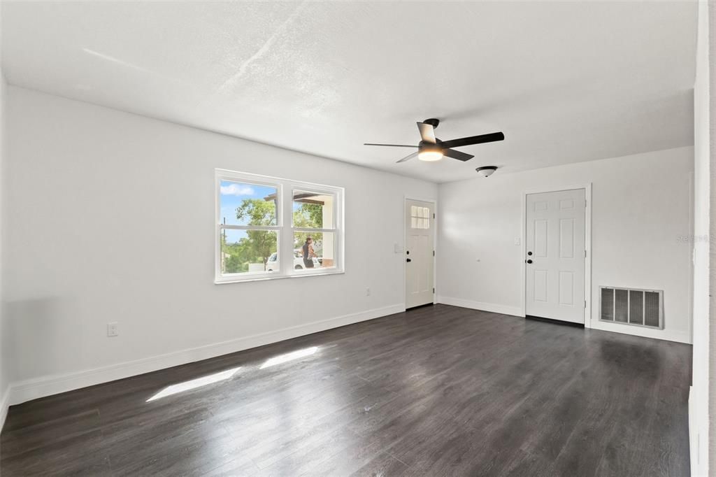 Active With Contract: $289,900 (3 beds, 1 baths, 1359 Square Feet)