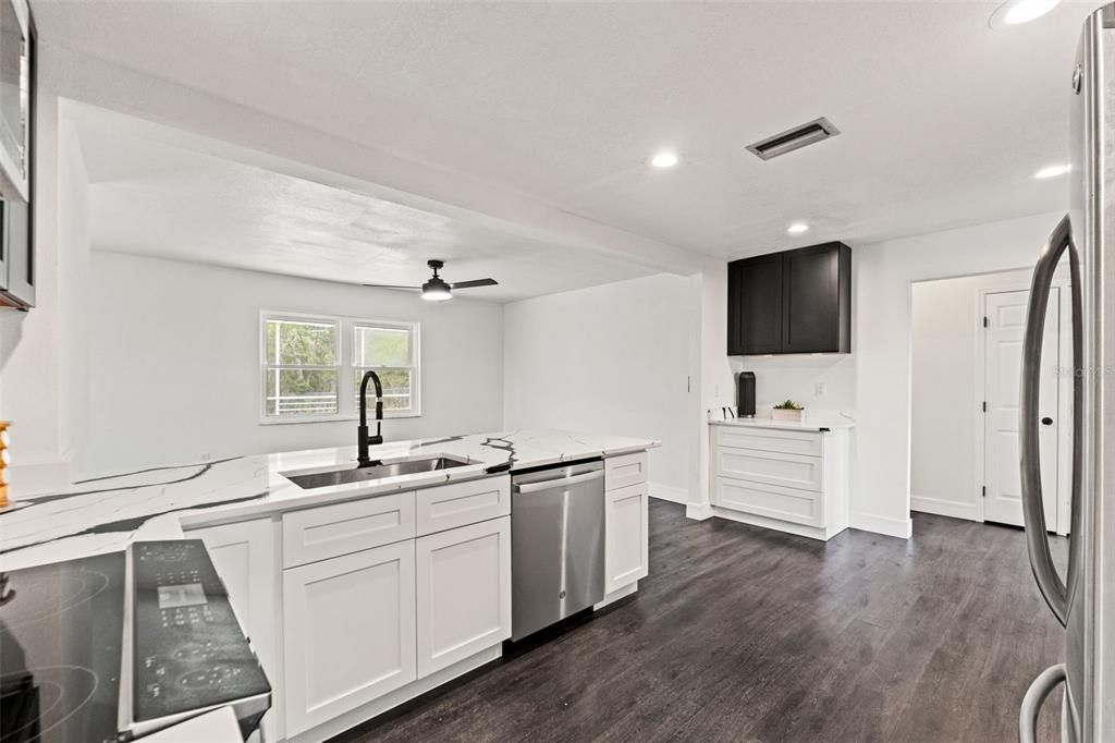 Active With Contract: $289,900 (3 beds, 1 baths, 1359 Square Feet)