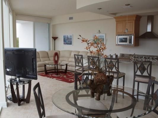 For Rent: $2,999 (2 beds, 2 baths, 1384 Square Feet)