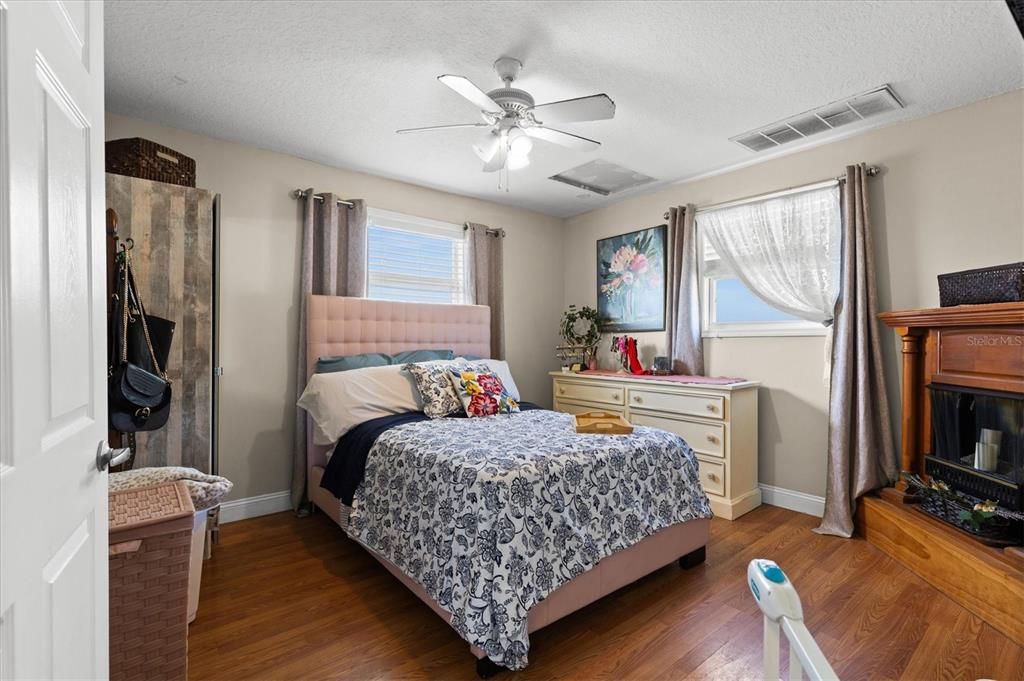 待售: $960,000 (4 贝兹, 3 浴室, 2014 平方英尺)