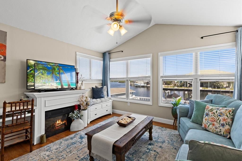 待售: $960,000 (4 贝兹, 3 浴室, 2014 平方英尺)