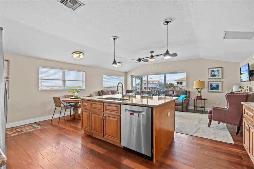 待售: $960,000 (4 贝兹, 3 浴室, 2014 平方英尺)