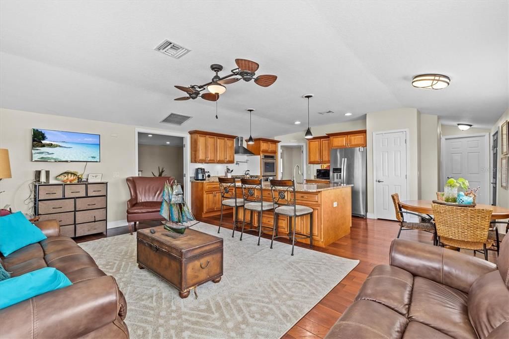 待售: $960,000 (4 贝兹, 3 浴室, 2014 平方英尺)