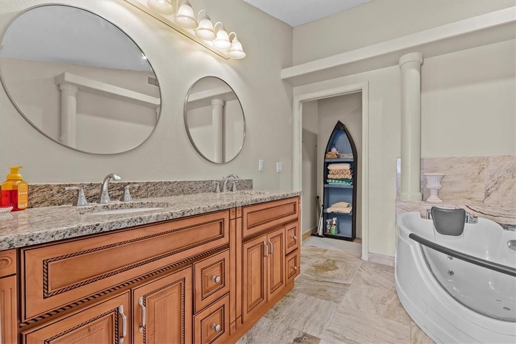 待售: $960,000 (4 贝兹, 3 浴室, 2014 平方英尺)