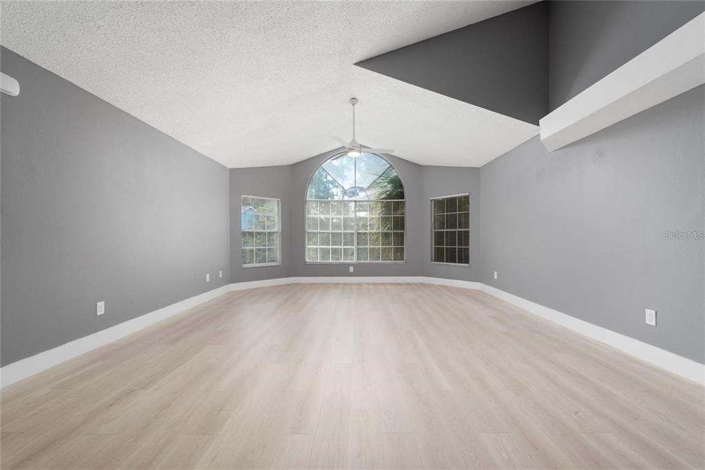 合同活跃: $1,870 (3 贝兹, 2 浴室, 1287 平方英尺)